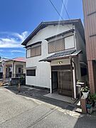 阪急宝塚線「売布神社」駅徒歩11分。閑静な住宅街の落ち着いた住環境です。駐車1台可能(車種による)。【現地外観写真】