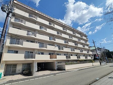管理会社により日勤管理されているマンションです。エレベーター付きのため目的階への移動がスムーズです。【現地外観写真】