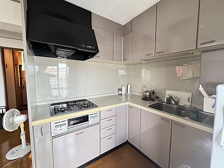 ※販売対象に家具・調度品は含まれません。ゆったりとした作業スペースが確保された、L字型のシステムキッチンです。