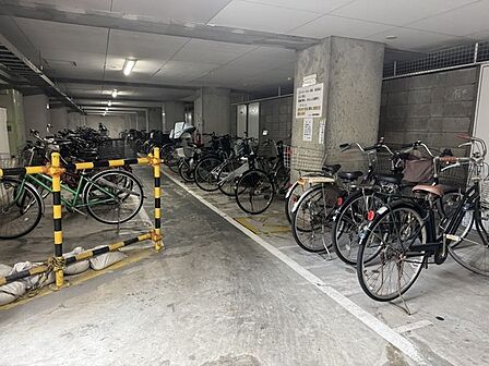 自転車を風雨から守る屋内型の駐輪場。二段ラック式ではないため重い自転車を持ち上げる必要がありません。【駐輪場】