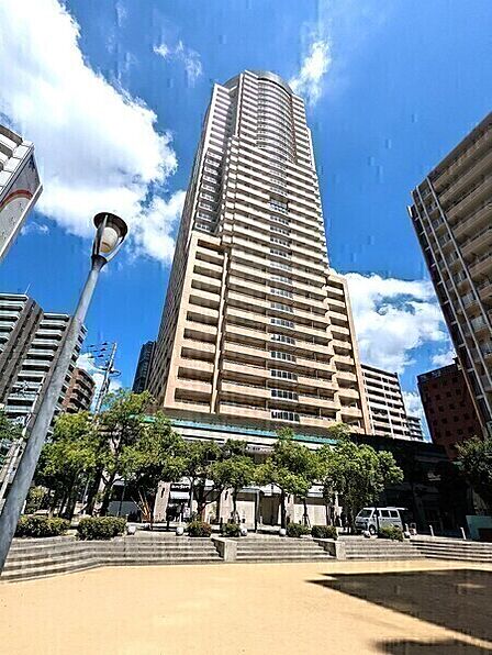 地上35階建タワー型マンション。カフェや雑貨店が並ぶ「神戸トアロード」、便利で穏やかな住環境です。【現地外観】