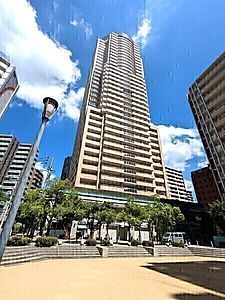 外観:地上35階建タワー型マンション。カフェや雑貨店が並ぶ「神戸トアロード」、便利で穏やかな住環境です。【現地外観】 外観:地上35階建タワー型マンション。カフェや雑貨店が並ぶ「神戸トアロード」、便利で穏やかな住環境です。【現地外観】