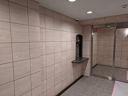 オートロックやモニタ付きインターホンが採用されているマンションです。防犯面に配慮されています。【エントランス】