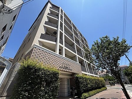 地上7階建5階部分に位置する住戸。リビング・キッチンに床暖房付き。ペット飼育可能(規約制限有)。【現地外観写真】