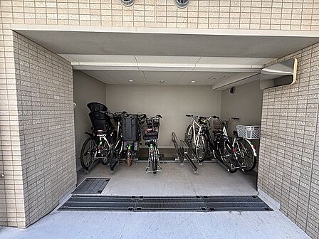 雨風の影響を受けにくい、屋根付きの駐輪場。最新の空き状況や利用可能台数などはお問い合わせください。【駐輪場】