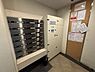その他：不在時でも荷物を受け取れる宅配ボックス付き。再配達の手間が省けます。様々な荷物サイズに対応。【宅配ボックス】