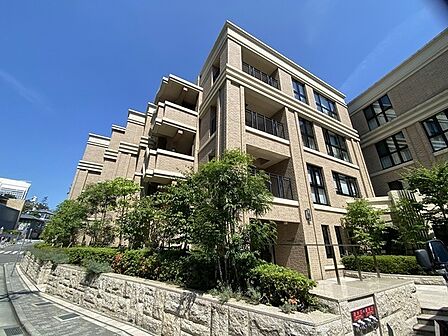 LDKは約27帖。家族とのコミュニケーションが生まれやすい、対面式のキッチンが採用されています。【現地外観写真】