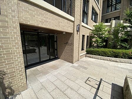 総戸数は25戸。管理会社に全部委託・日勤管理されており、共用部は手入れが行き届き、清潔です。【エントランス】