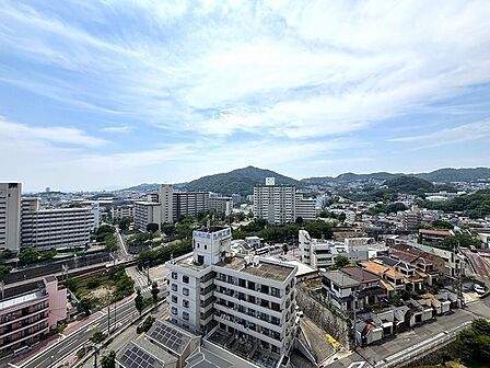 地上16階建の13階部分に位置し、眺望良好。遠くまで広がる、開放感のある景色をお愉しみいただけます。【住戸からの眺望写真】