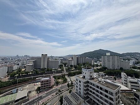 天気の良い日は、気持ちの良い青空が広がります。ぜひ現地で実際の陽当り状況や眺望をお確かめください。【住戸からの眺望写真】
