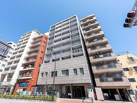 写真中央の建物