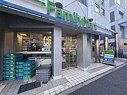ファミリーマート南青山6丁目店 220m