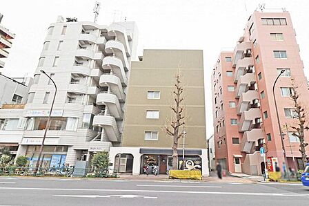 中央の建物が本物件です