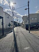 北西側の前面道路となります。