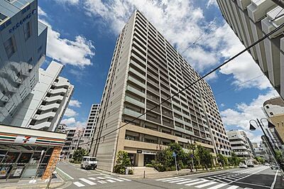 外観:三方角に存する、19階建マンション 本物件は最上階のお部屋です。 外観:三方角に存する、19階建マンション 本物件は最上階のお部屋です。