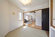 和室からリビングダイニングを望む