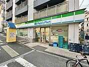 ファミリーマート 牛込柳町駅前店 310m