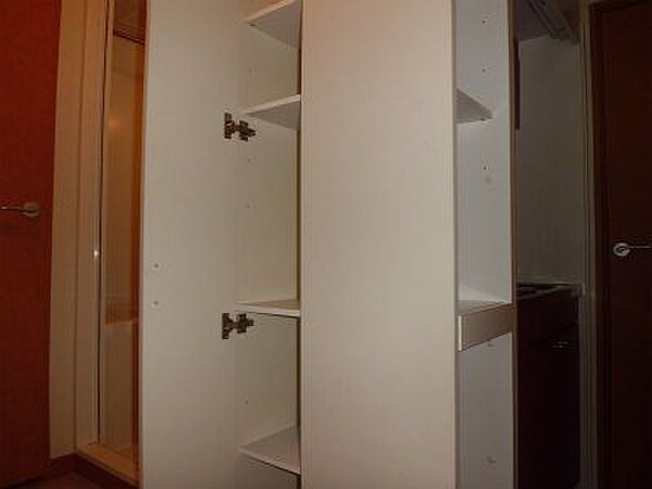 画像15:キッチン脇には白い素敵な収納棚。