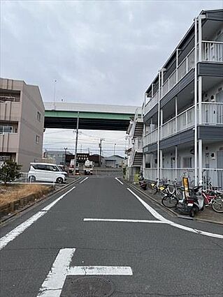西側前面道路