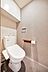 トイレ：上部に吊戸棚がございますので、トイレットペーパーのストックや掃除用品などを収納できます
