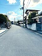 全面道路（南向きに上り傾斜）