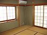 室内：2面採光で明るい和室