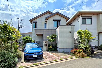 外観:瓦屋根+ダインコンクリート外壁による重厚感のある外観です。 外観:瓦屋根+ダインコンクリート外壁による重厚感のある外観です。