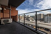 前面に建物がないため、空が広く感じます。