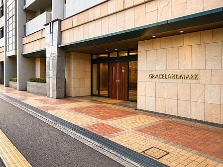 重厚感のあるエントランスアプローチ
