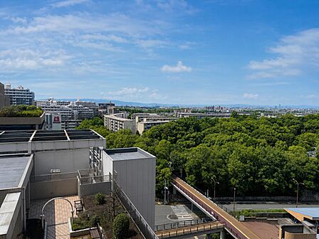 共用廊下からの風景。晴れていれば六甲山を望む眺望あり。