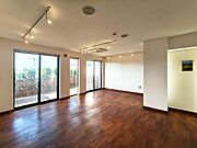 居室内観（デッキをみる）