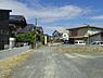 外観：敷地（写真右手）と通路(私道：持分2分の1）部分
