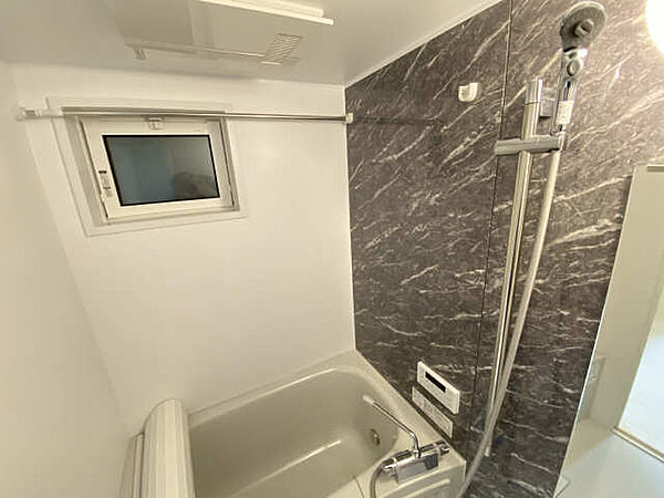 画像27:お風呂には浴室乾燥機と窓も備え換気良好となります　