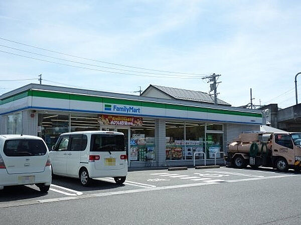 画像28:【コンビニエンスストア】ファミリーマート 佐織諏訪店まで64ｍ