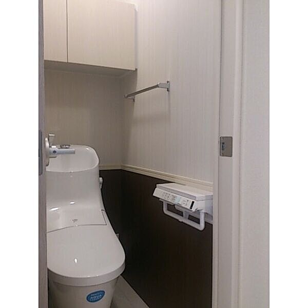 画像8:スタイリッシュなトイレを採用!温水洗浄便座のスイッチは紙巻器のところにあります!上部には扉付きの棚を装備してます!