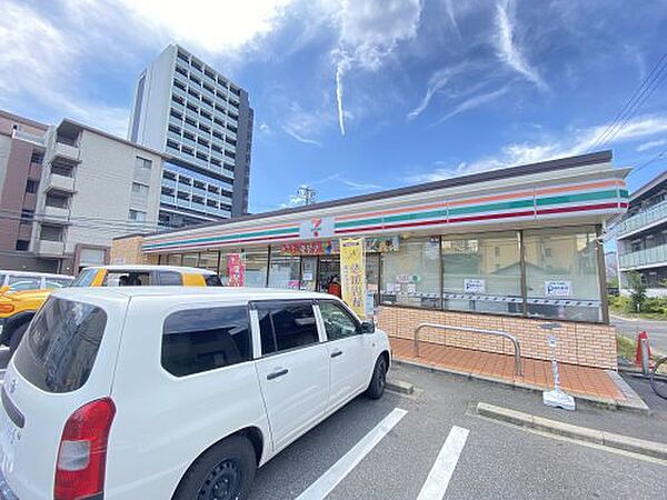 周辺：【コンビニエンスストア】セブンイレブン 名古屋本山町4丁目店まで553ｍ