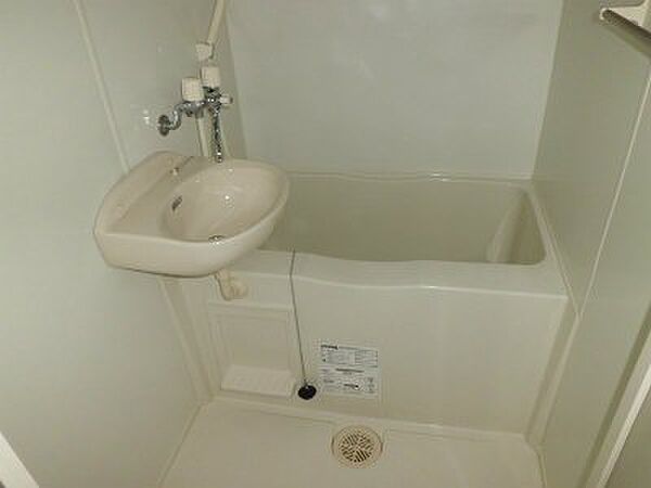 画像13:洗面台付バスルーム。