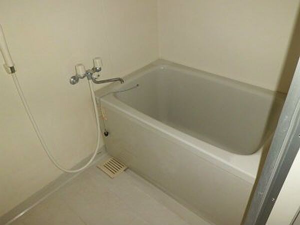 画像9:大きな浴槽のバスルーム。