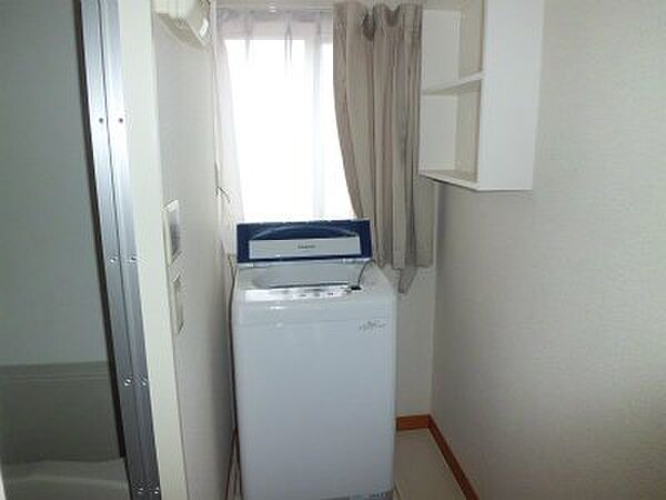 画像15:窓際にある洗濯機。