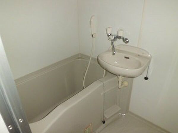 画像7:洗面台付バスルーム。