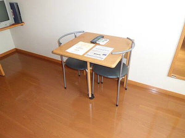 画像15:折り畳みのできるテーブルとイス2脚。