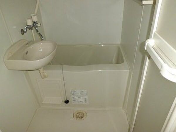 画像9:洗面台付バスルーム。