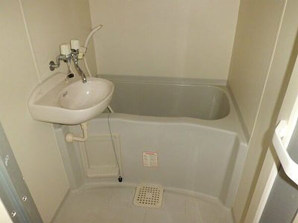 画像12:洗面台付のバスルーム