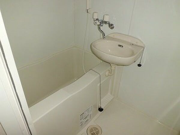 画像8:洗面ボウル付きバスルーム。