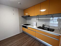 [キッチン] 3口システムキッチンで調理スペース・シンクも広く、収納スペースも豊富です