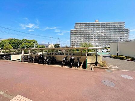 ■駐輪場は屋根付きなので雨から自転車を守ります 