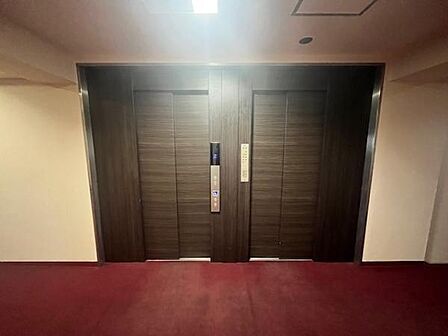 荷物を持った帰宅も安心のエレベーターつき。