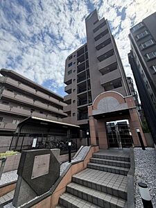 外観:重厚感のあるマンションです。スロープもあります。 外観:重厚感のあるマンションです。スロープもあります。