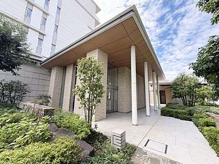 落ち着いたデザインが印象的なエントランス。住まう方を上質に迎えます。