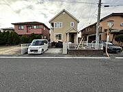 閑静で美しい住宅地、開放的な立地！ カースペース2台にお庭付きです！